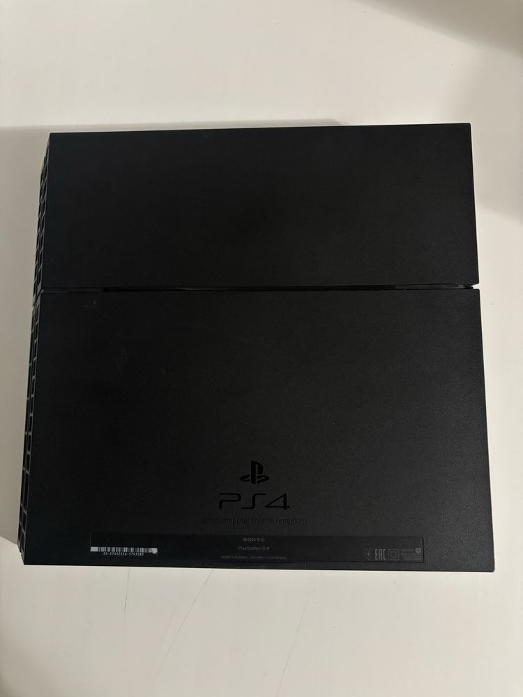 PlayStation 4 fat 400 ГБ + 2 геймпада + игры