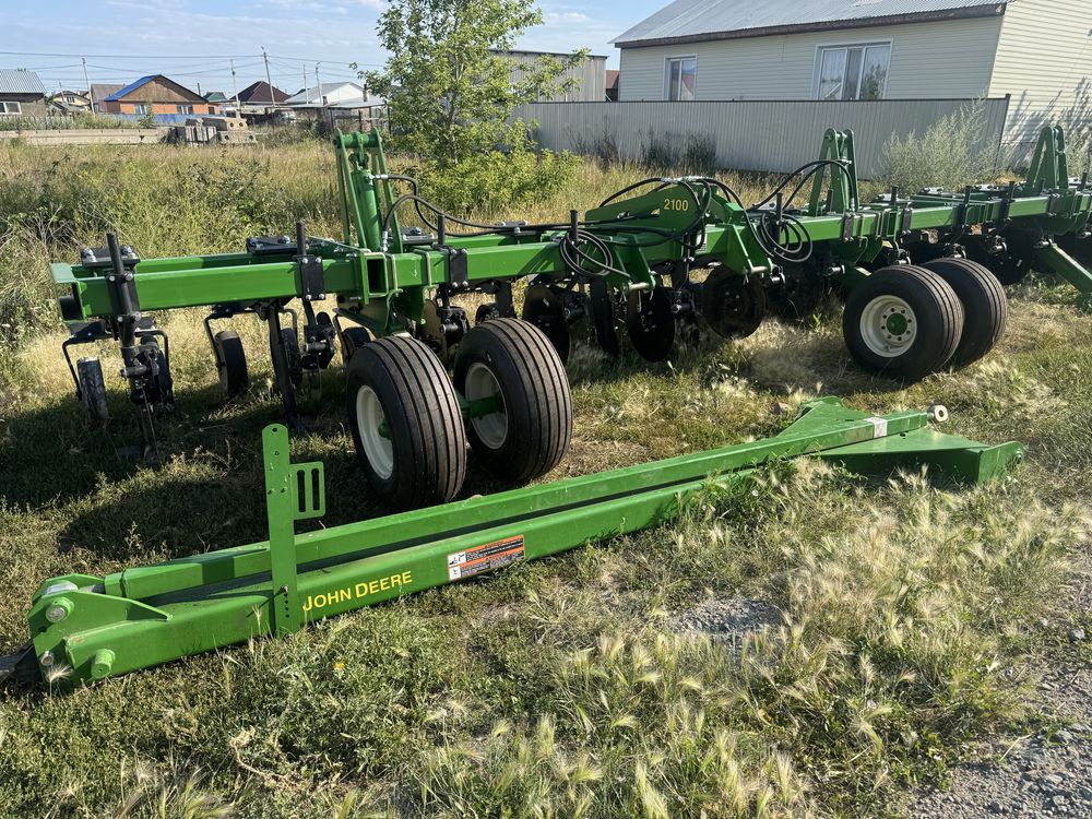 Продам щелеватель John deere 2100
