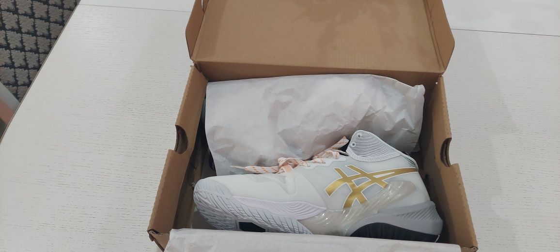 Продаю кроссовки ASICS METARISE