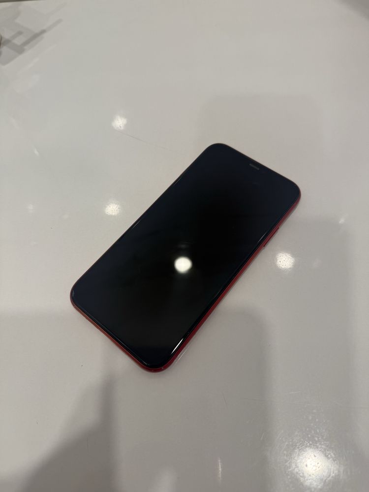 iPhone 11 RED, 64 ГБ - в хорошем состоянии!