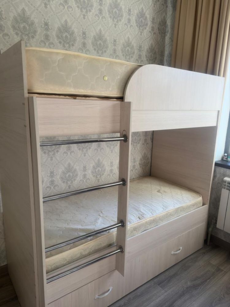 Детский диван и шкаф