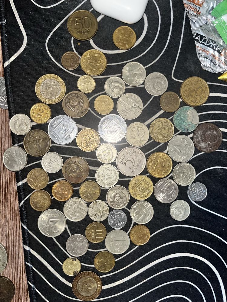 Продам разные монеты юбелейные победные редкие