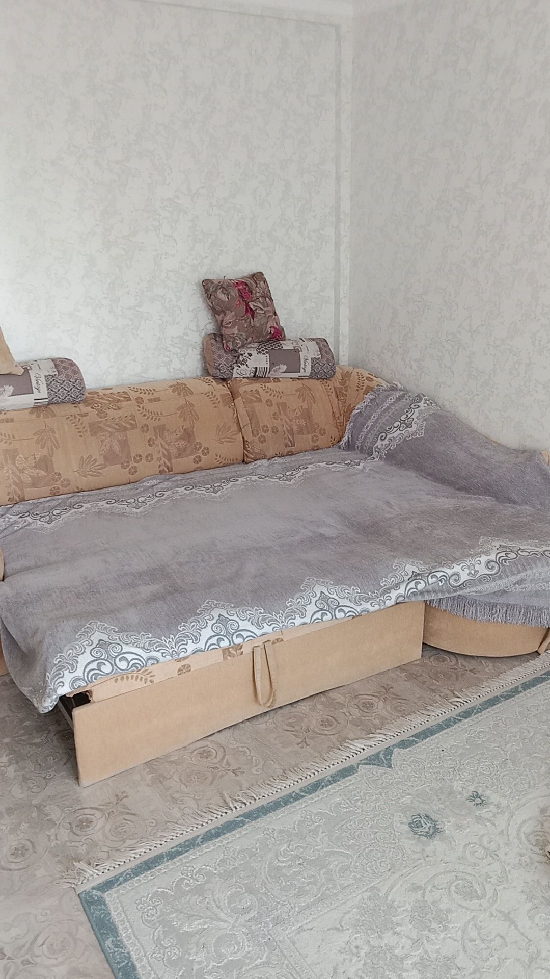 Большой раскладной диван на два человека в хорошом состояний