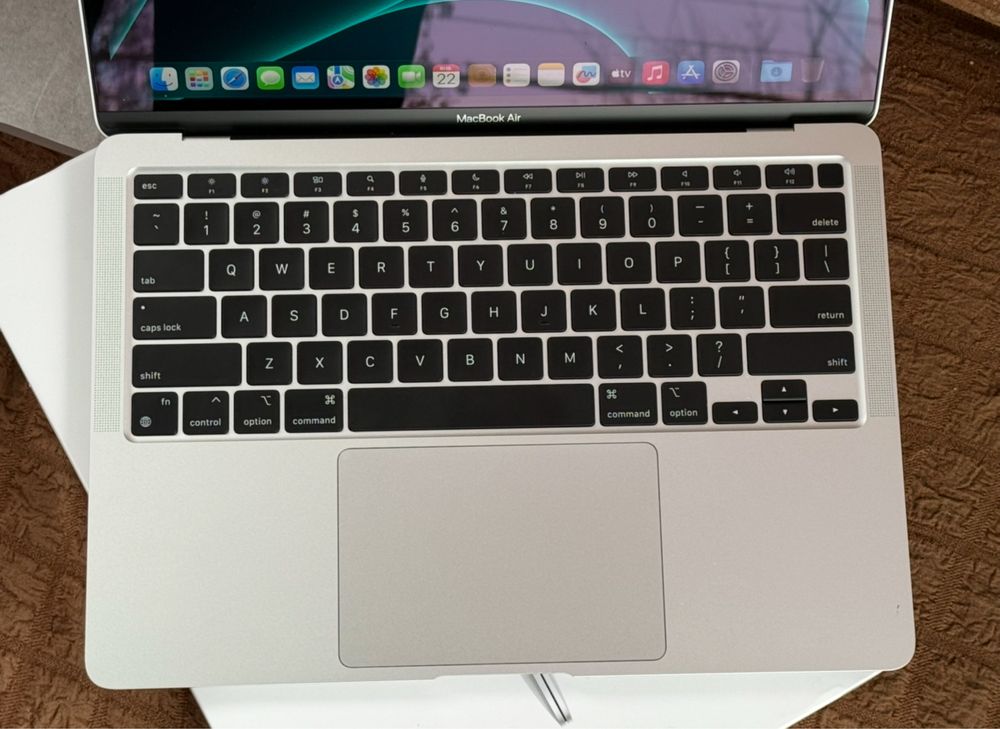 Apple MacBook Air 13.3 M1 2023 EAC Silver/8GB OZU/SSD256GB/идеал
