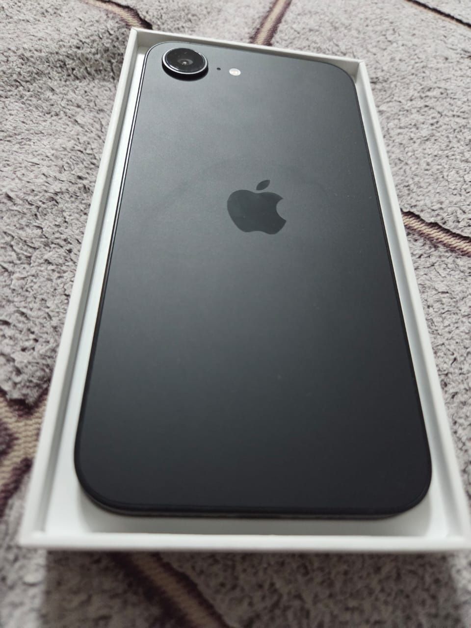 Продам IPhone 16e