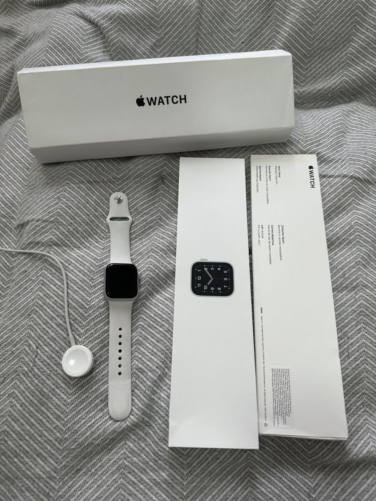 Продаю Apple Watch SE 40 мм