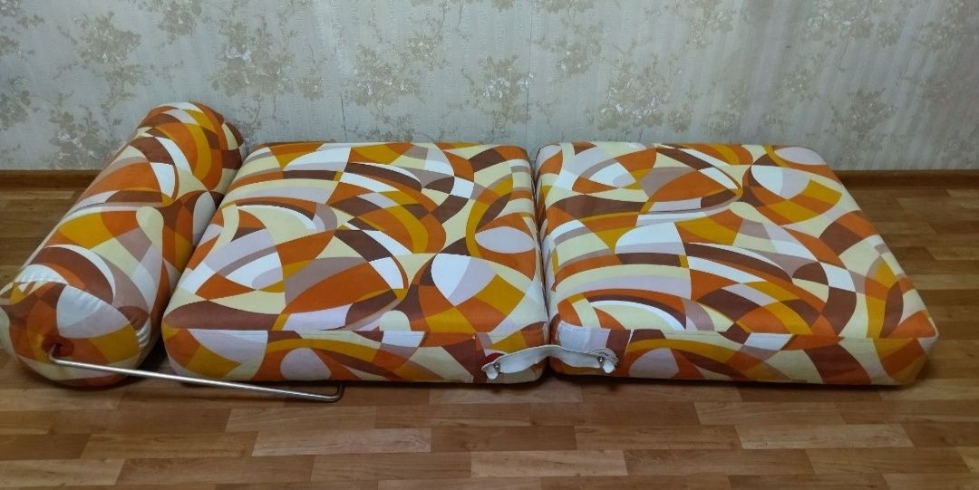 Продам комплект покрывало на кровать и шторы, кресло-кровать, стол ком