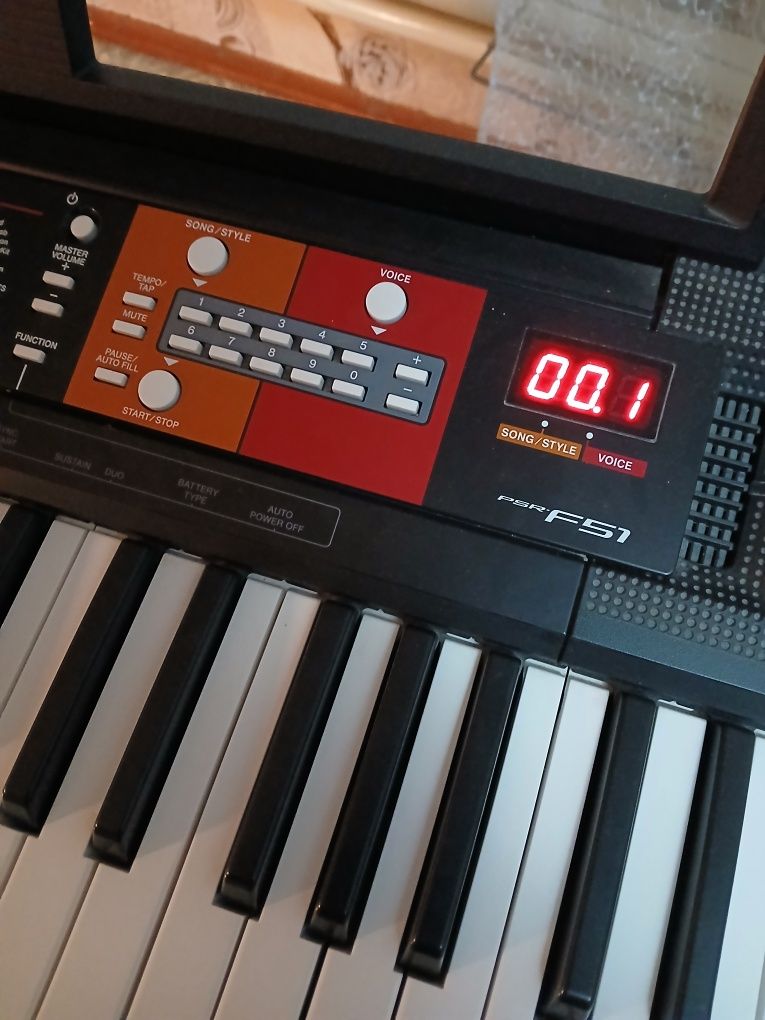 Синтезатор YAMAHA со стойкой