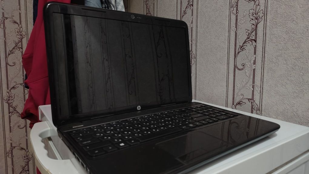 Ноутбук hp в плохом состоянии нету зарядки и мышки