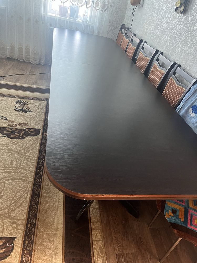Продам стол в гостинную