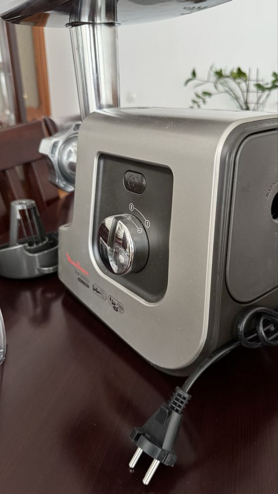 Мясорубка Moulinex hv9