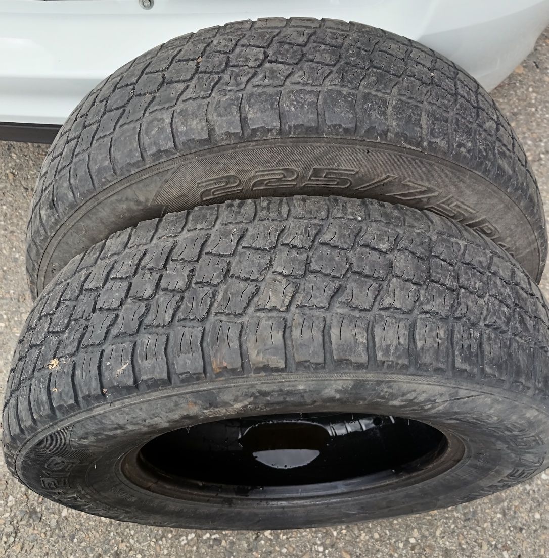 Продам 2 шины  на УАЗ 225/75/R16