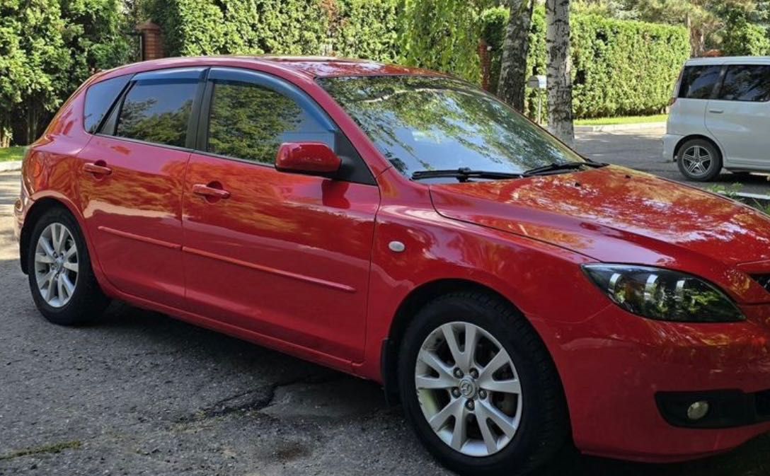 Mazda три в отличном состоянии