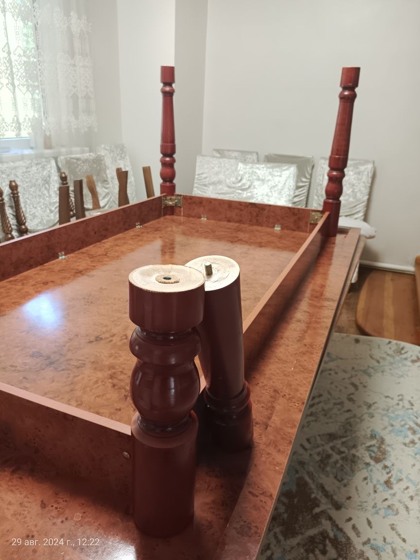 Қонақ бөлмеге стол +12 орындығымен  .