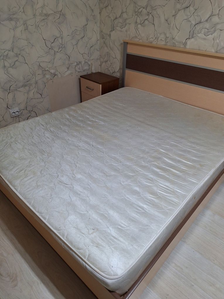 Продам  стеклянную тумбочку, матрас