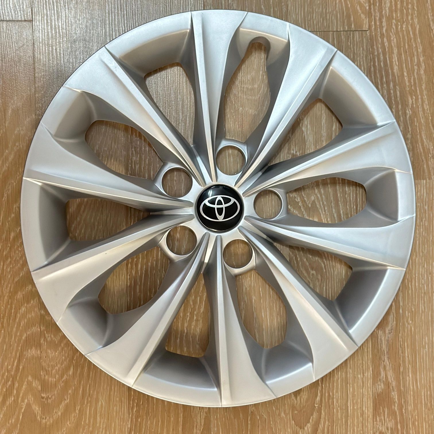 Колпаки на тойоту R 15 R 16