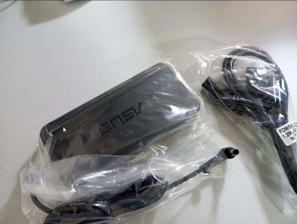 на ноутбук ASUS, зарядка, блок питания (на разъём с иглой)