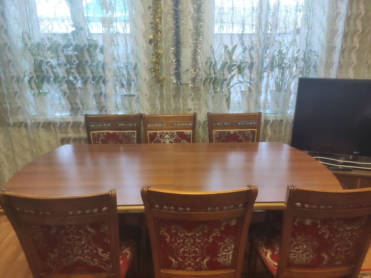 Продам стол и 6 стульев
