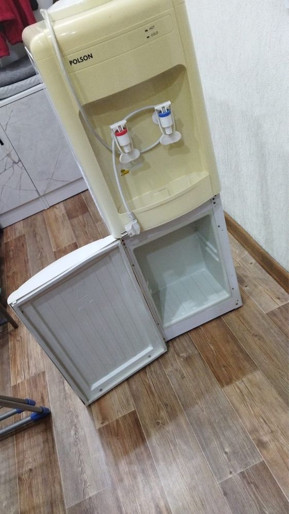 Продам кулер для воды диспенсер.