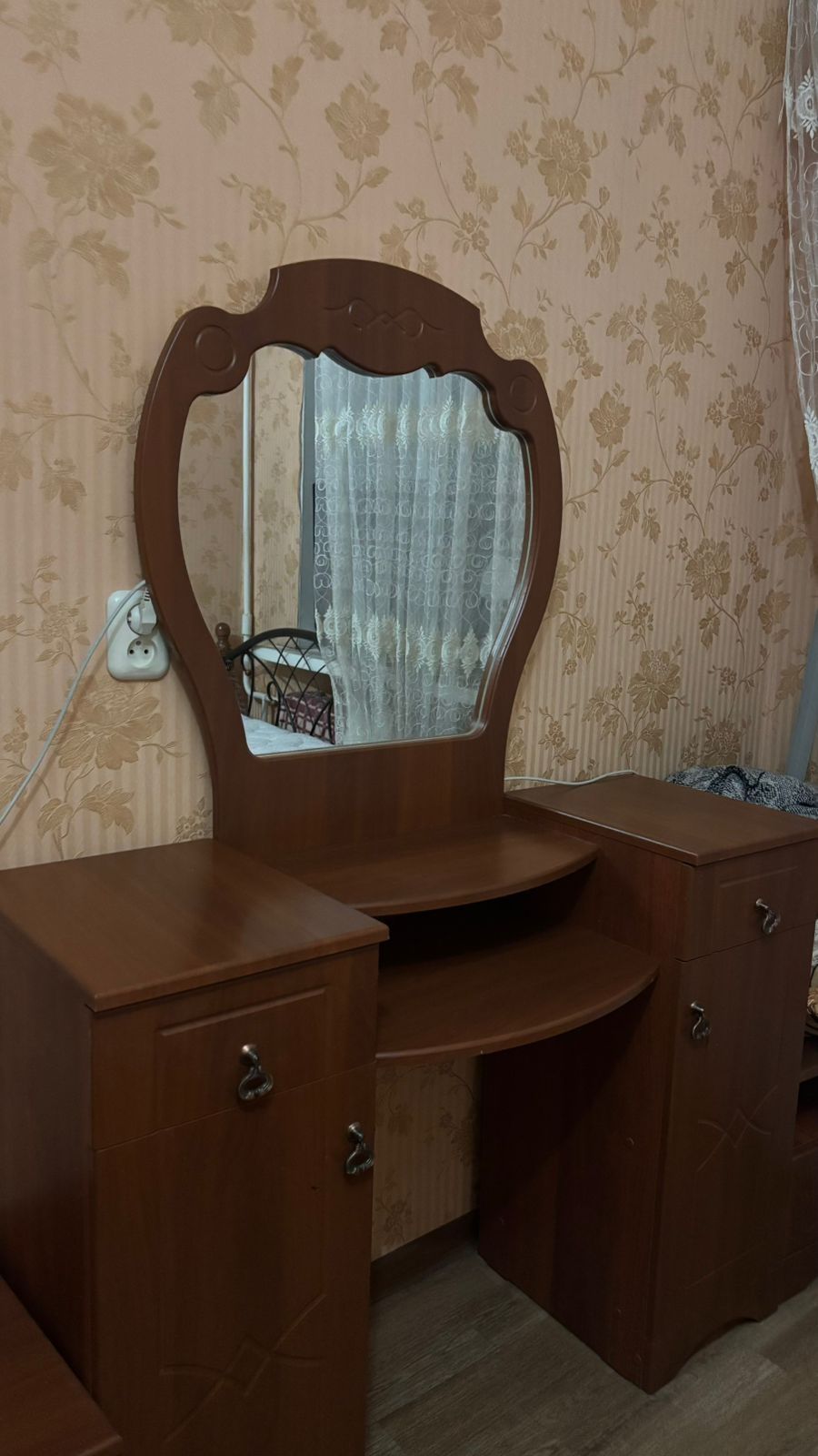 Комод, тумбочки, и туалетный столик