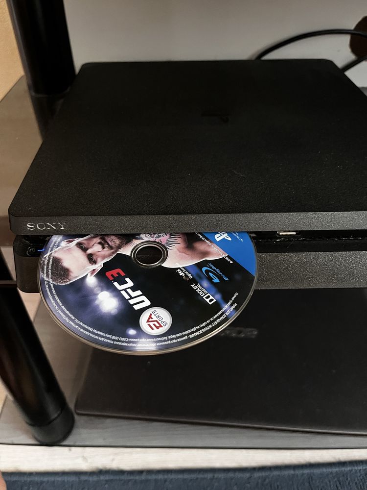 PS4-игровая консоль