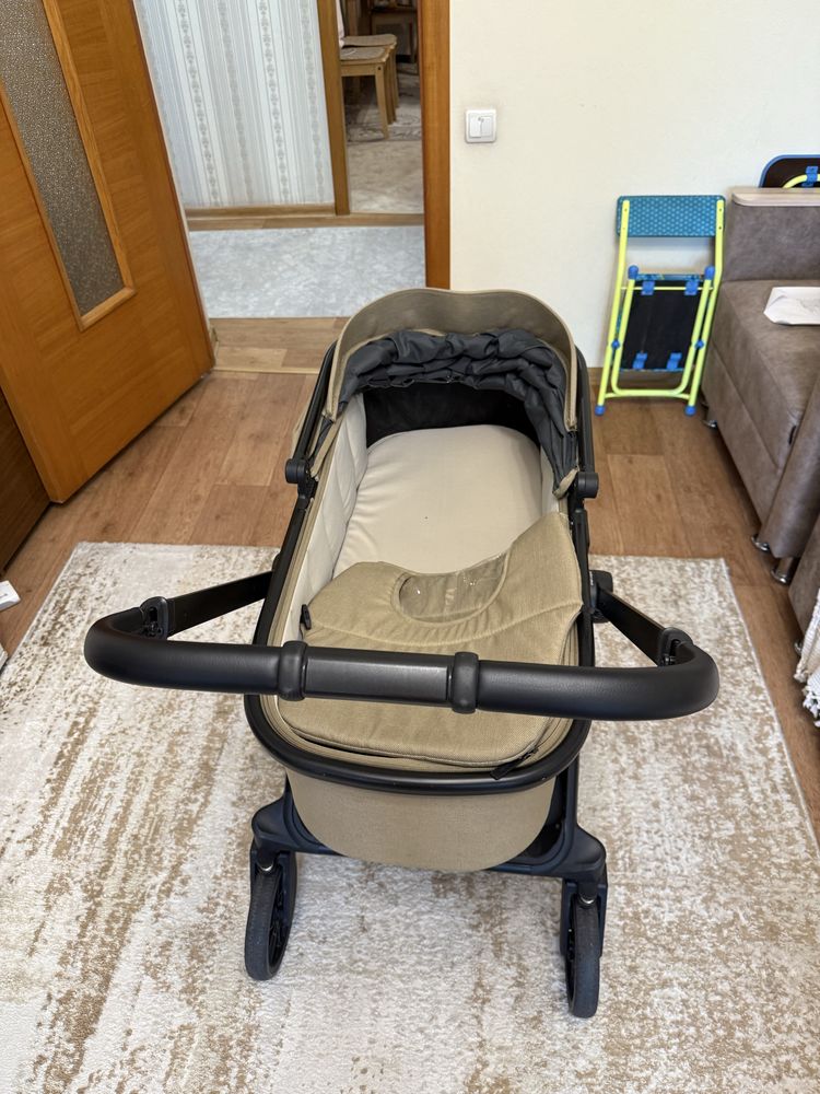 Продам коляску Ining baby 2 в 1 бежевая D900