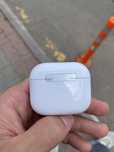 AirPods 3.