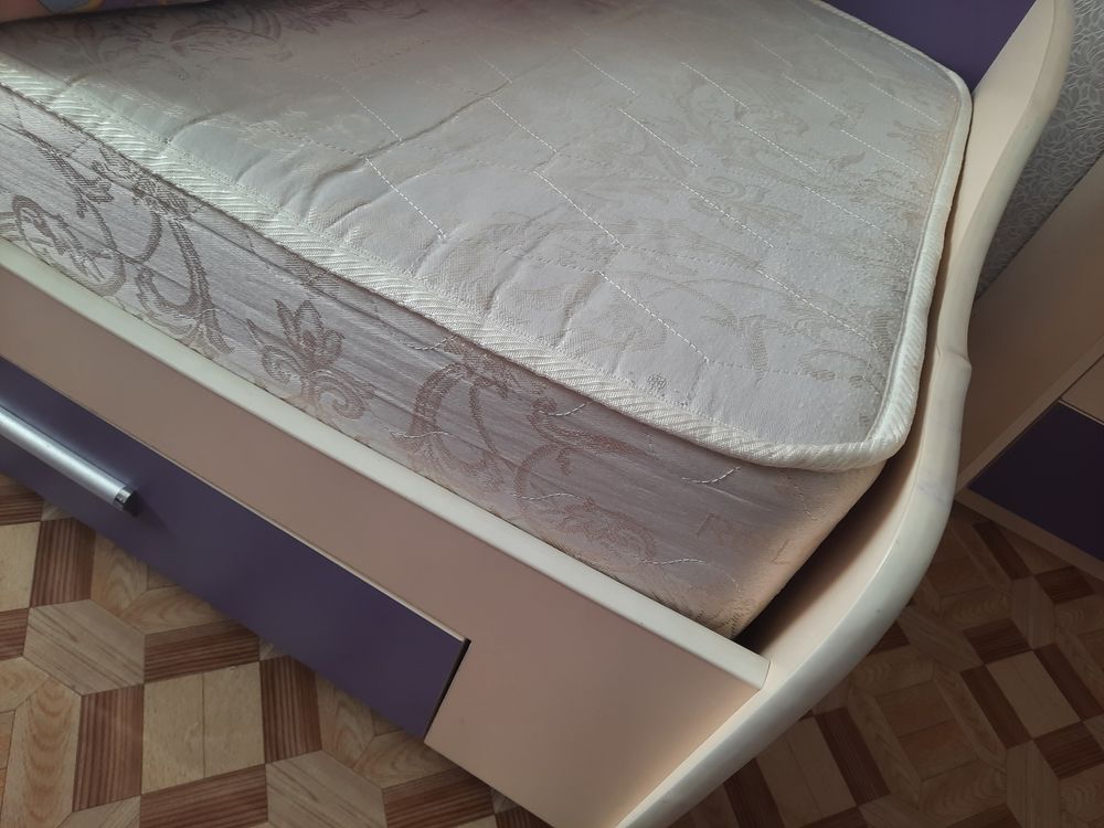 Продам детский гарнитур. Кровать с матр-ом, шкаф, стол и тумба. Срочно