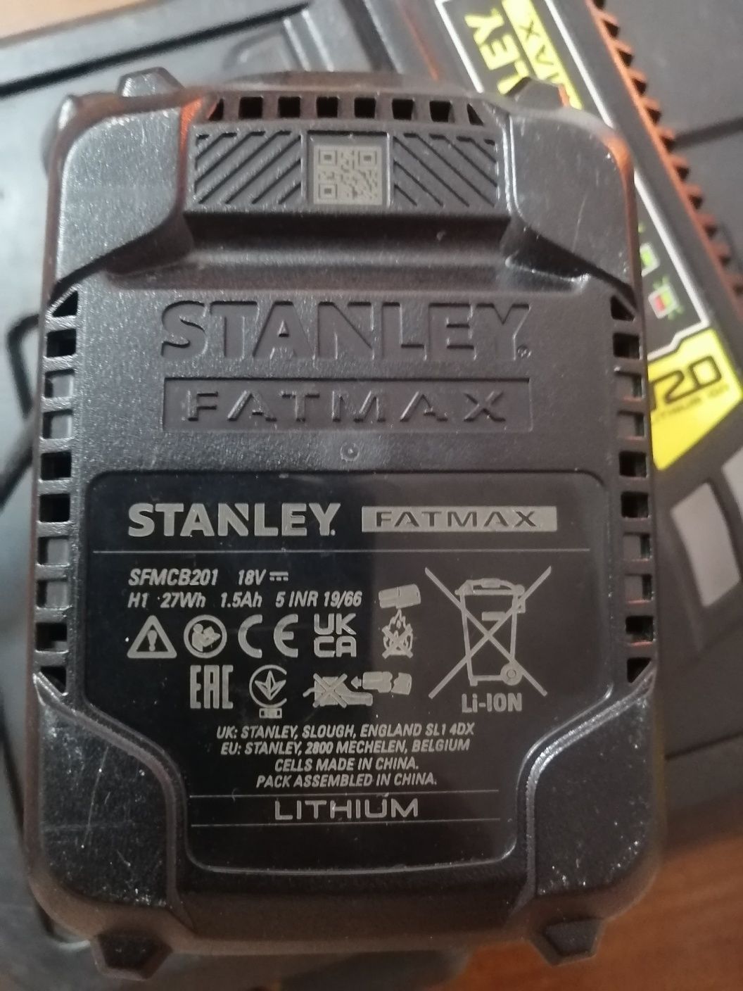 Продам STANLEY FATMAX зарядное устройство и аккомулятор.