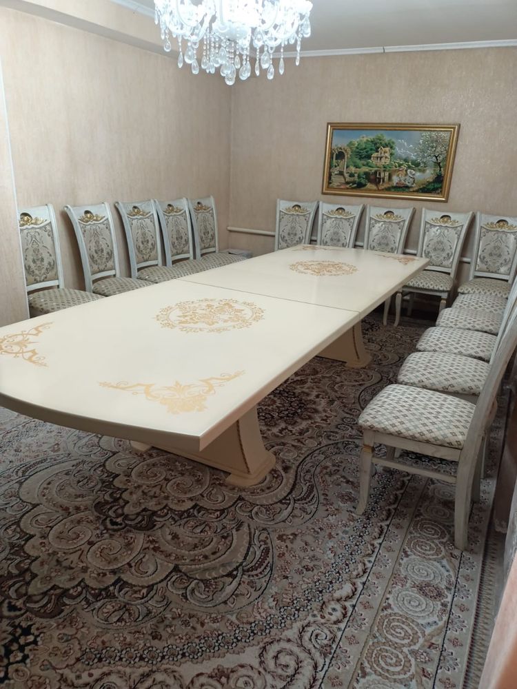 Гостевой стол с 15 стулами