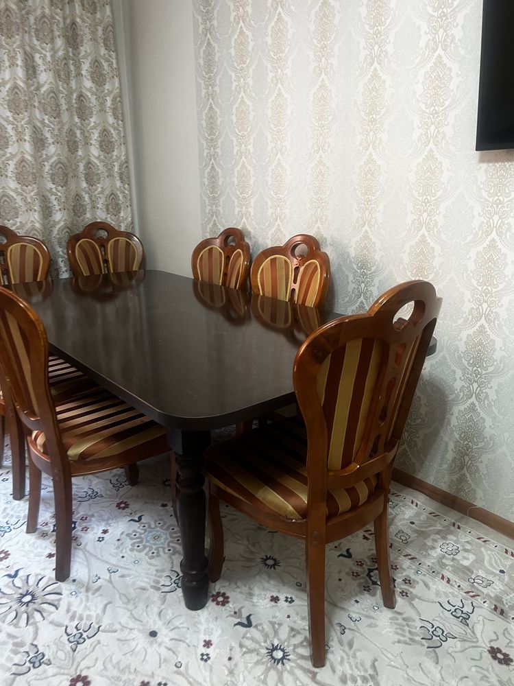 Стол и стулья в гостиную