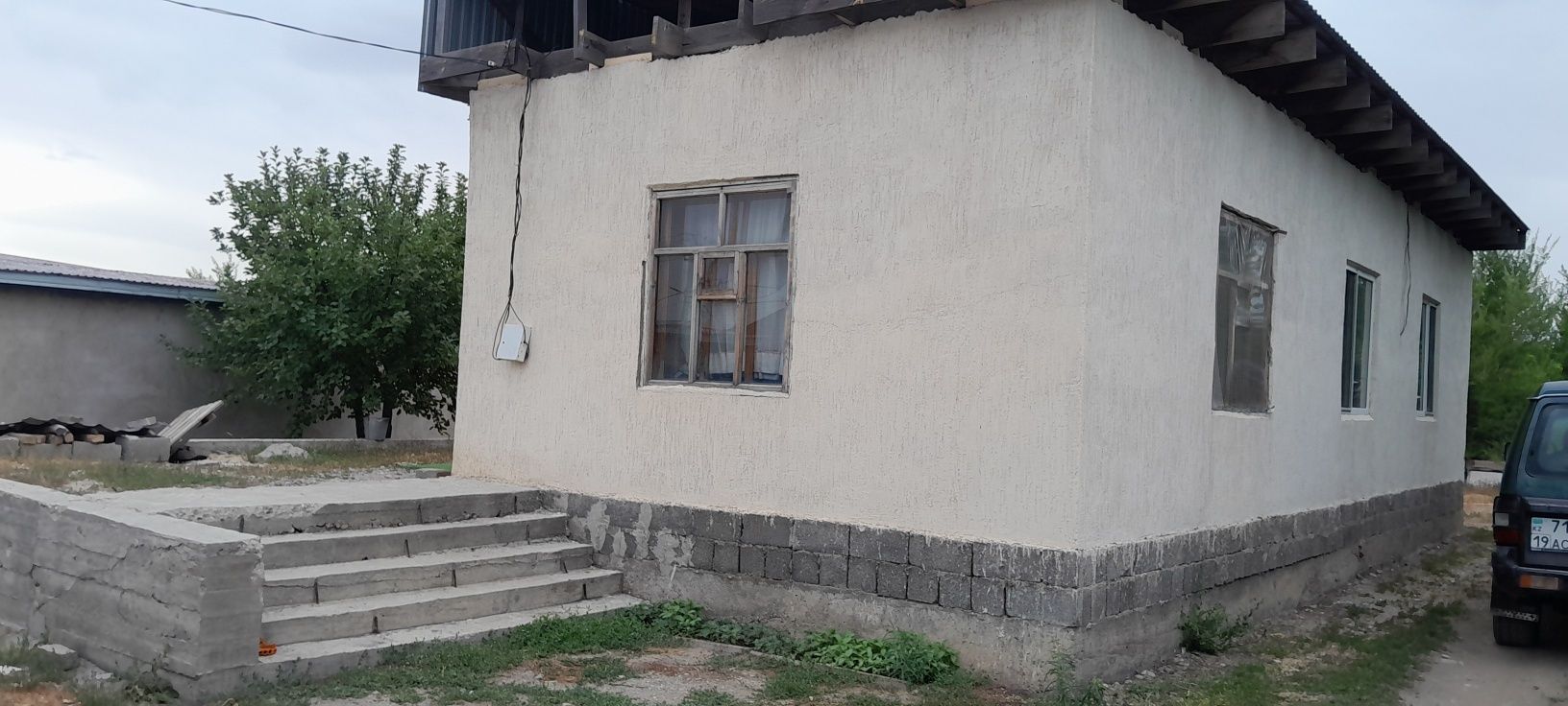 Продам участок с полдомом