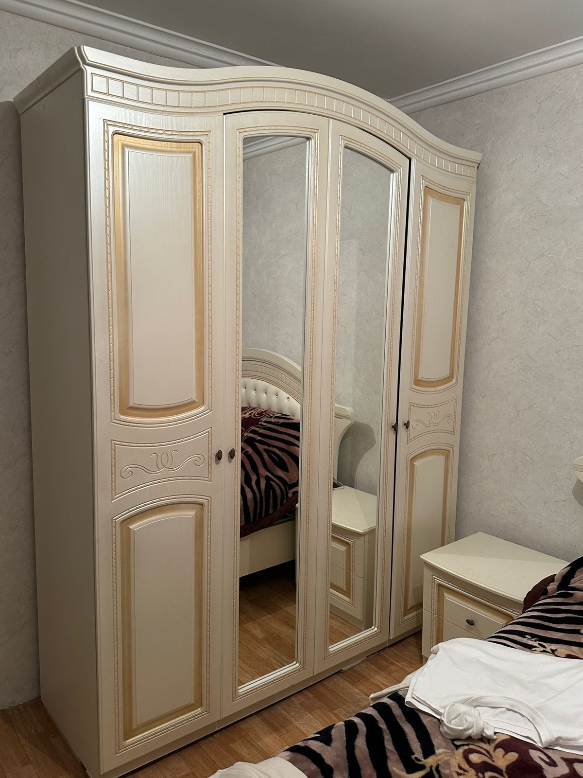 Продаётся спальный гарнитур.