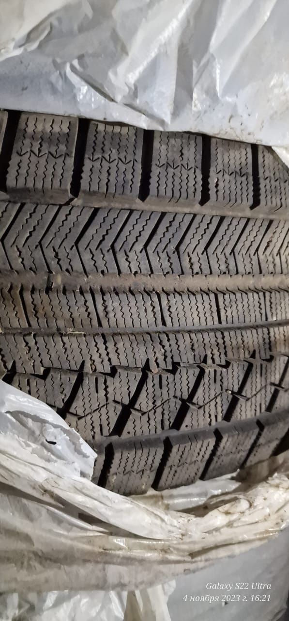Продам резину Bridgestone Blizzak VRX 225/55 R16 .