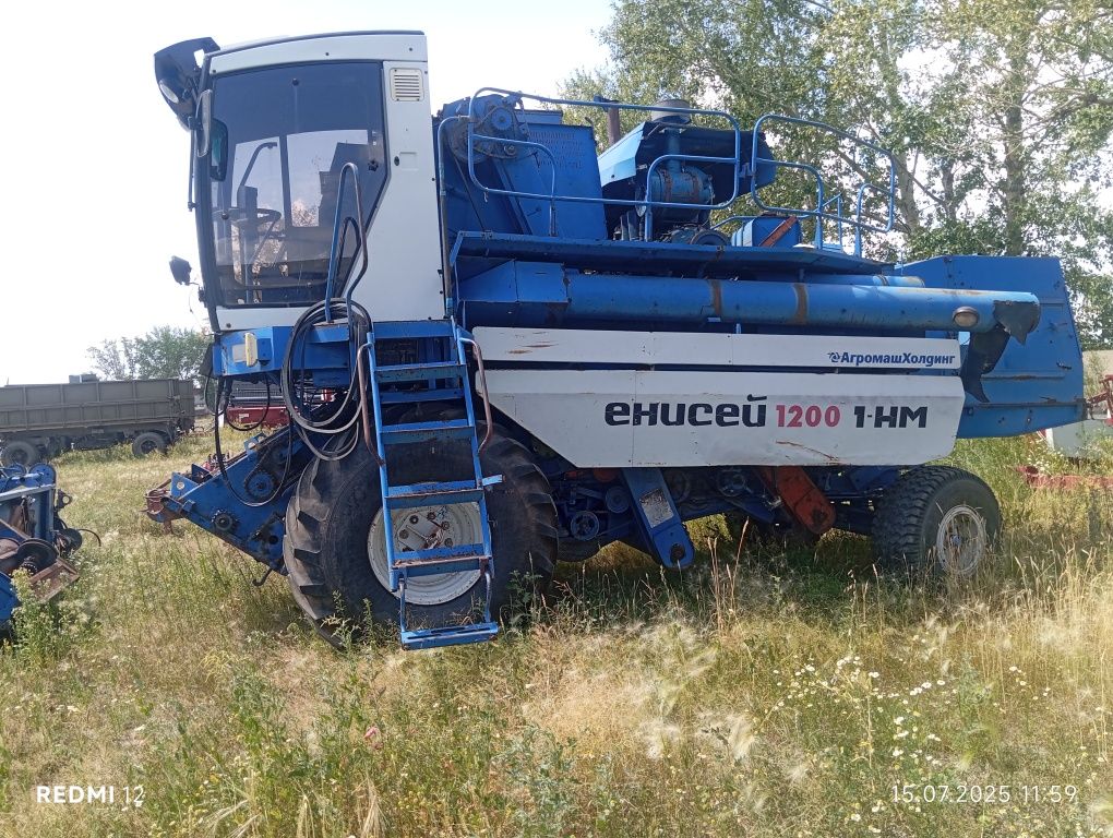 Продам комбайн находу три жатки примая свальная подборщик