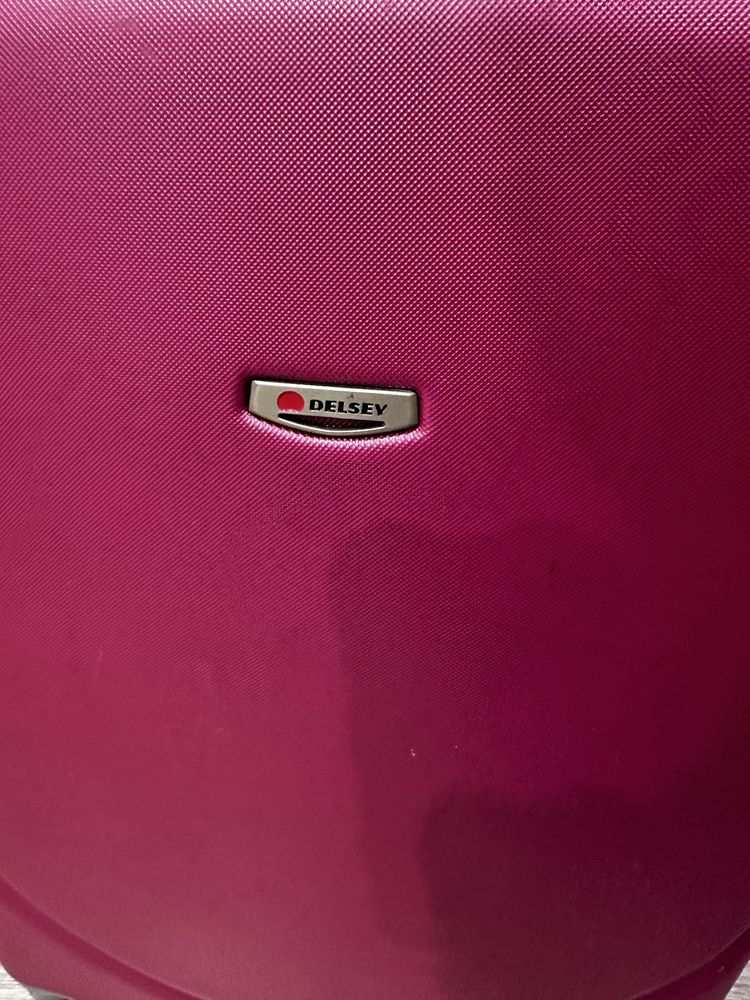 Продам чемодан DELSEY