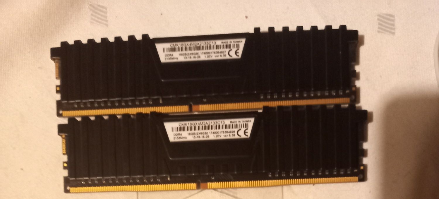 Комплект памяти VENGEANCE LPX 16 Гб DDR4  2400 МГц