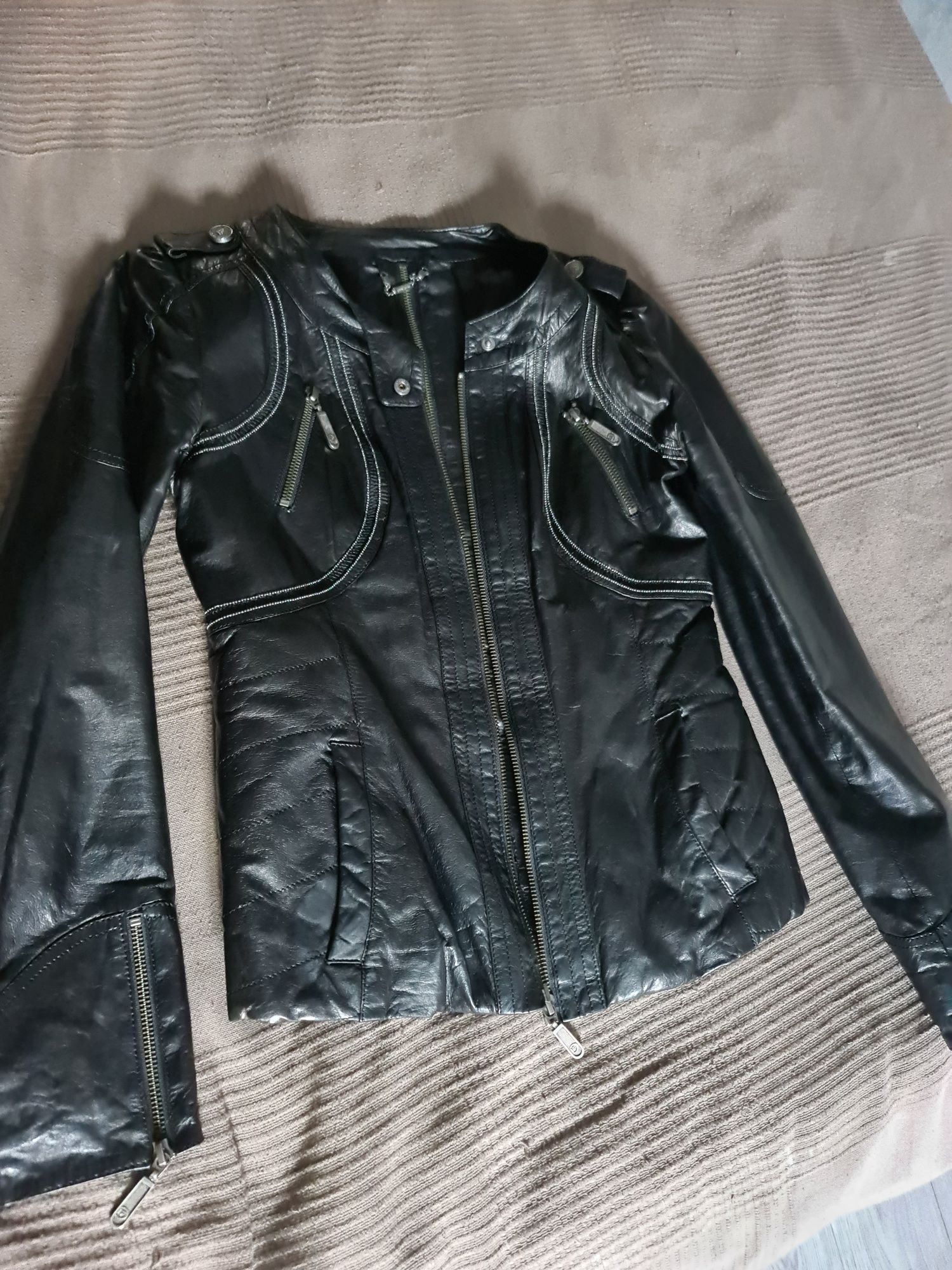 Продам куртку женскую