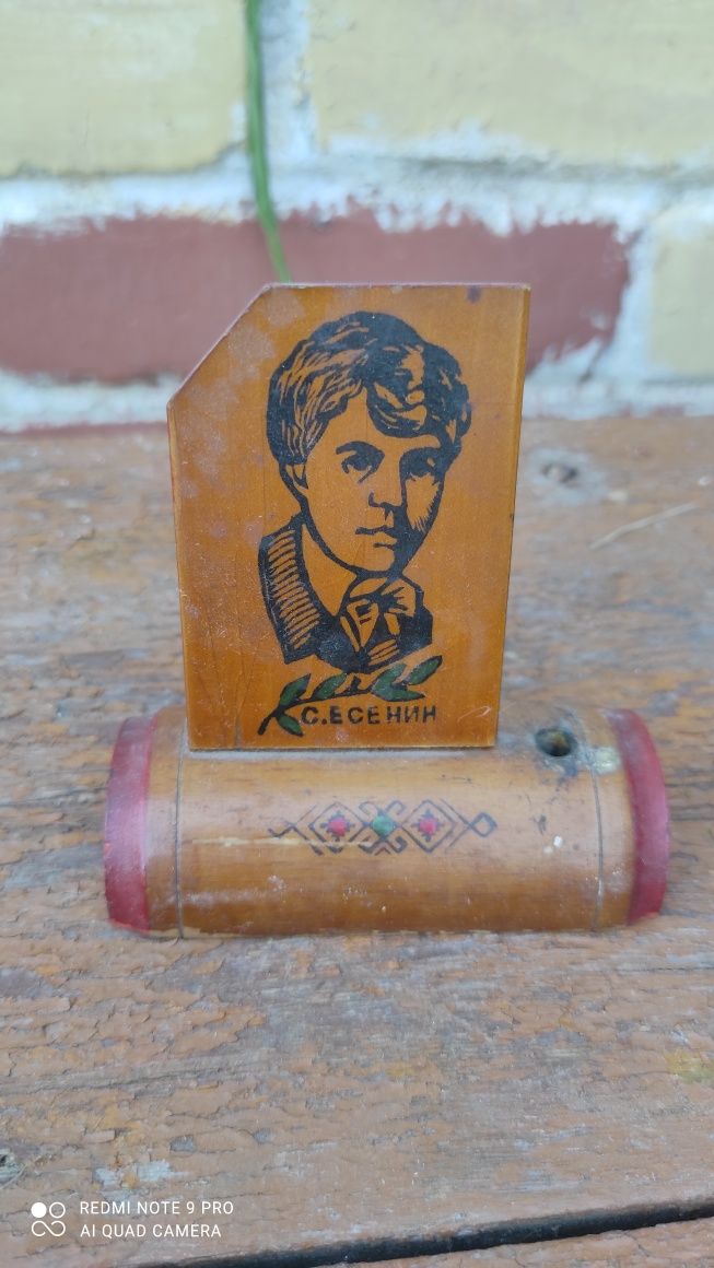 Статуэтки  разные.