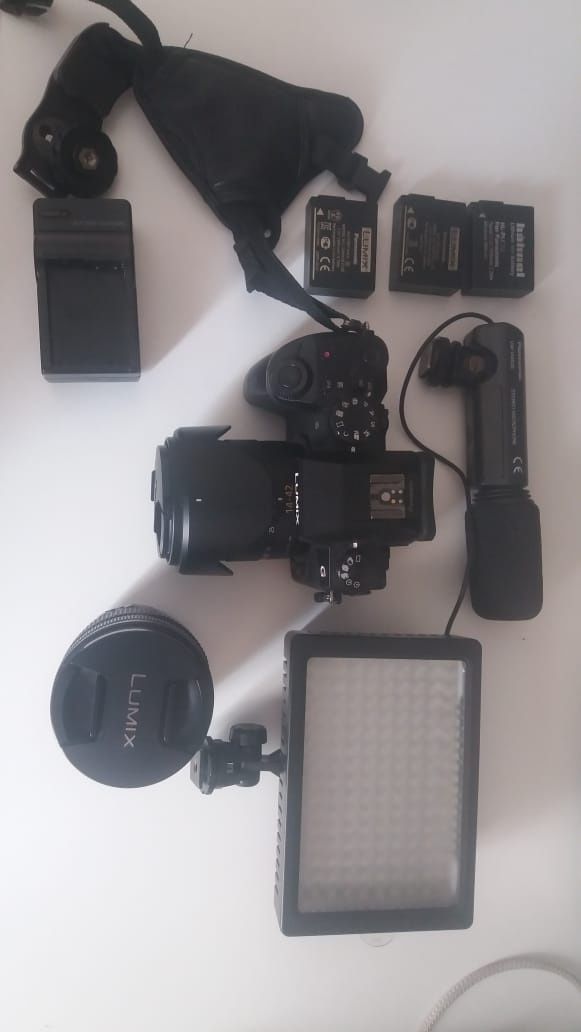 Беззеркальная камера Panasonic Lumix DMC-G7 Kit 14-42 mm чёрная
