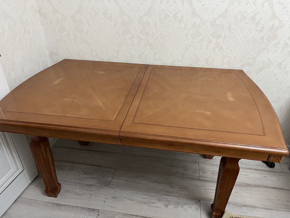 Стол со стульями для гостинной