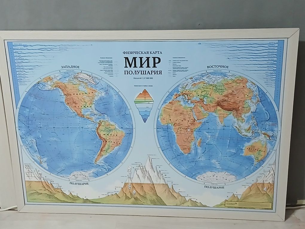 Физическая карта мира в рамке
