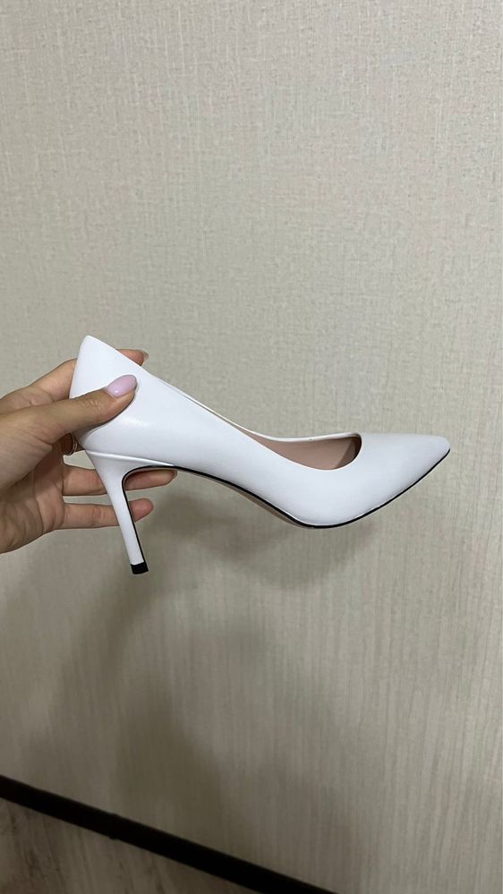 Продам белые туфли