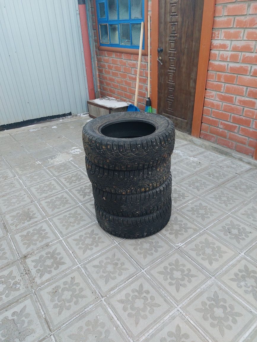 Продам зимнюю, шипованную резину.