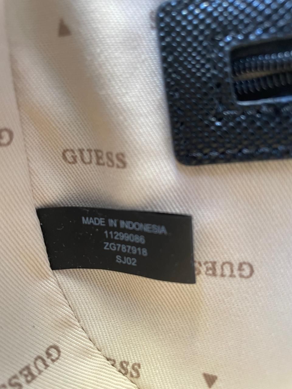 Сумка женская новая Guess продаётся.