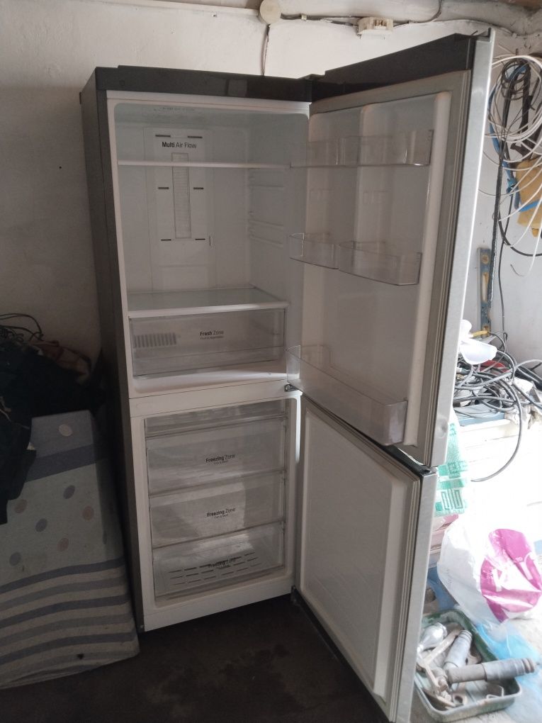 Продам холодильник неморозить остольное работает
