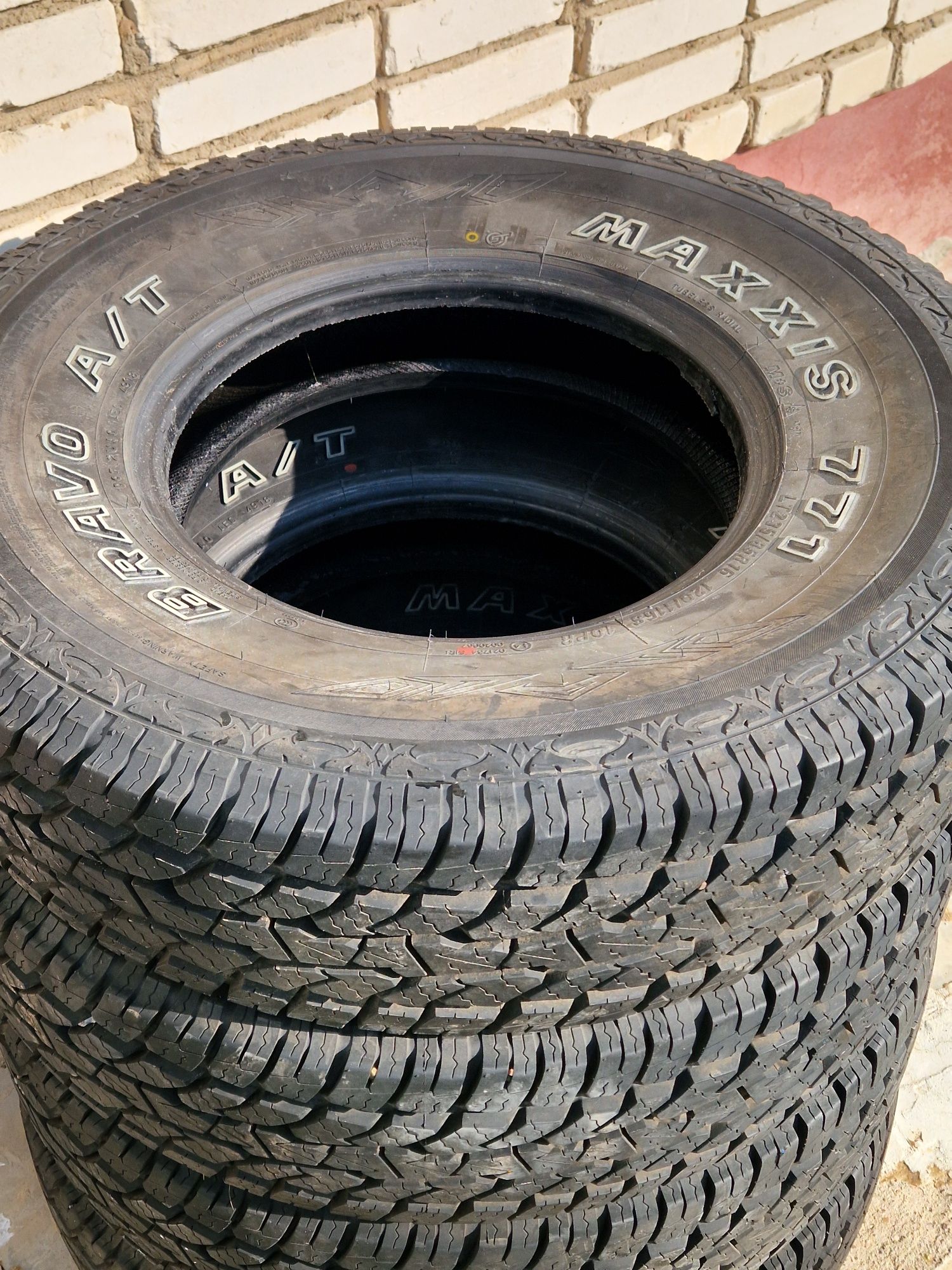 Продам летнюю резину А/Т  235/85 R16. Диски в подарок.