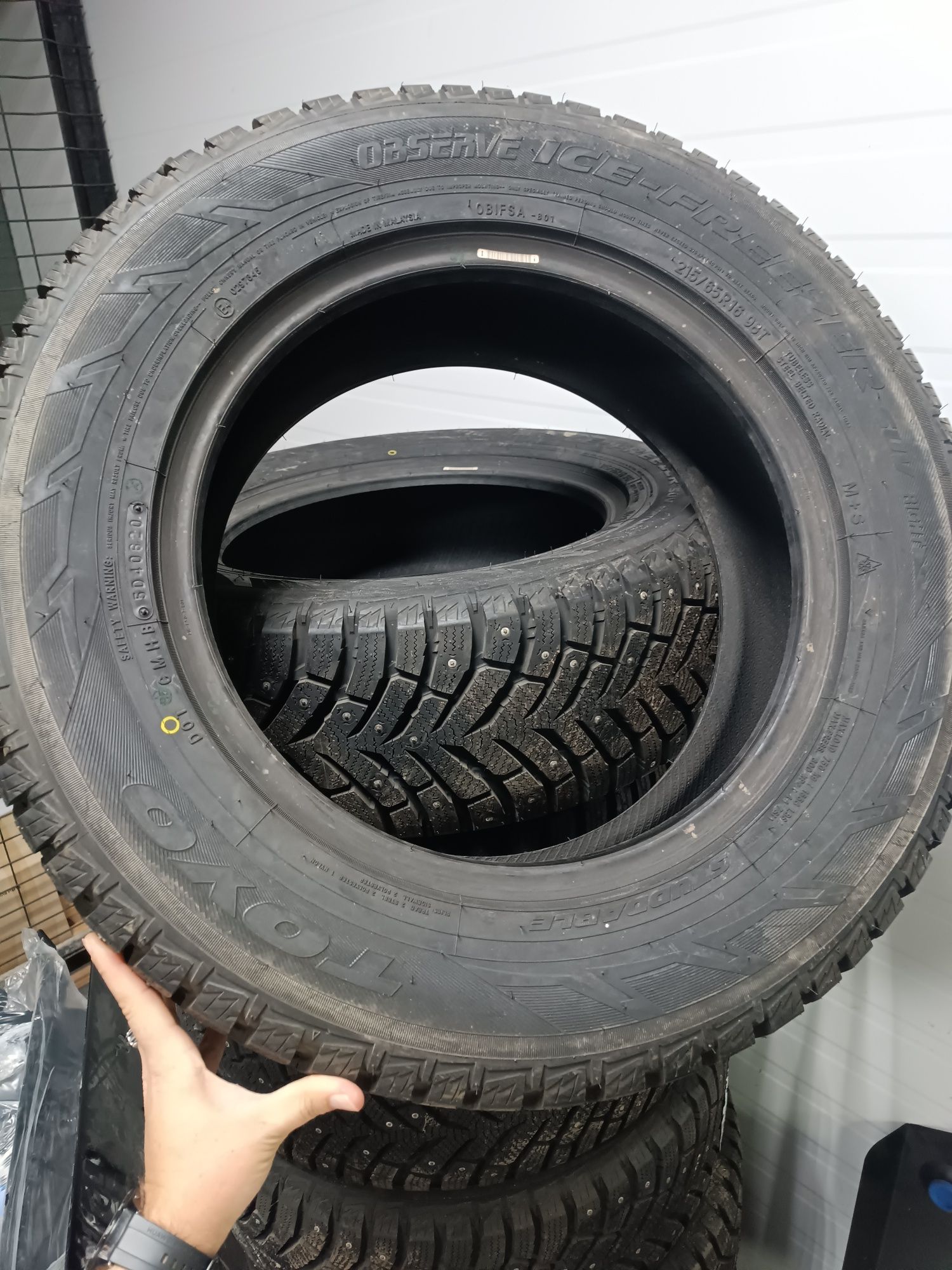 Продам зимнюю резину с шипами TOYO 215/65 R16 новая
