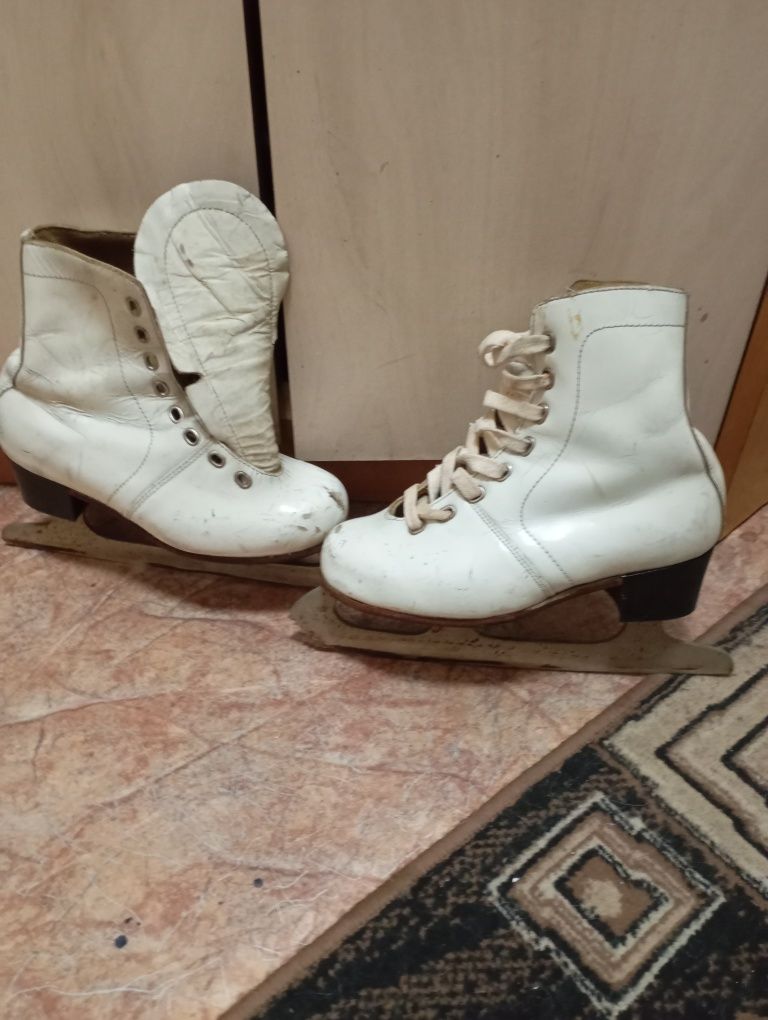 Продам коньки фигурные