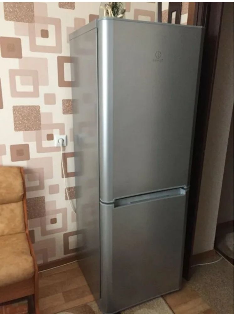 Холодильник indesit